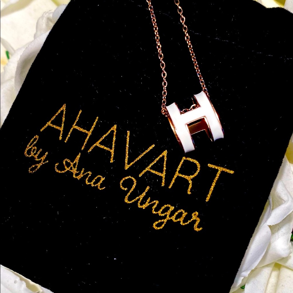 Gorgeous rose gold H necklace